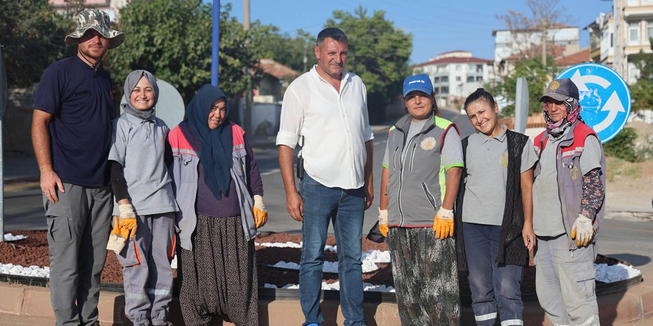 Refüj ve kavşaklarda düzenleme çalışması yapılıyor