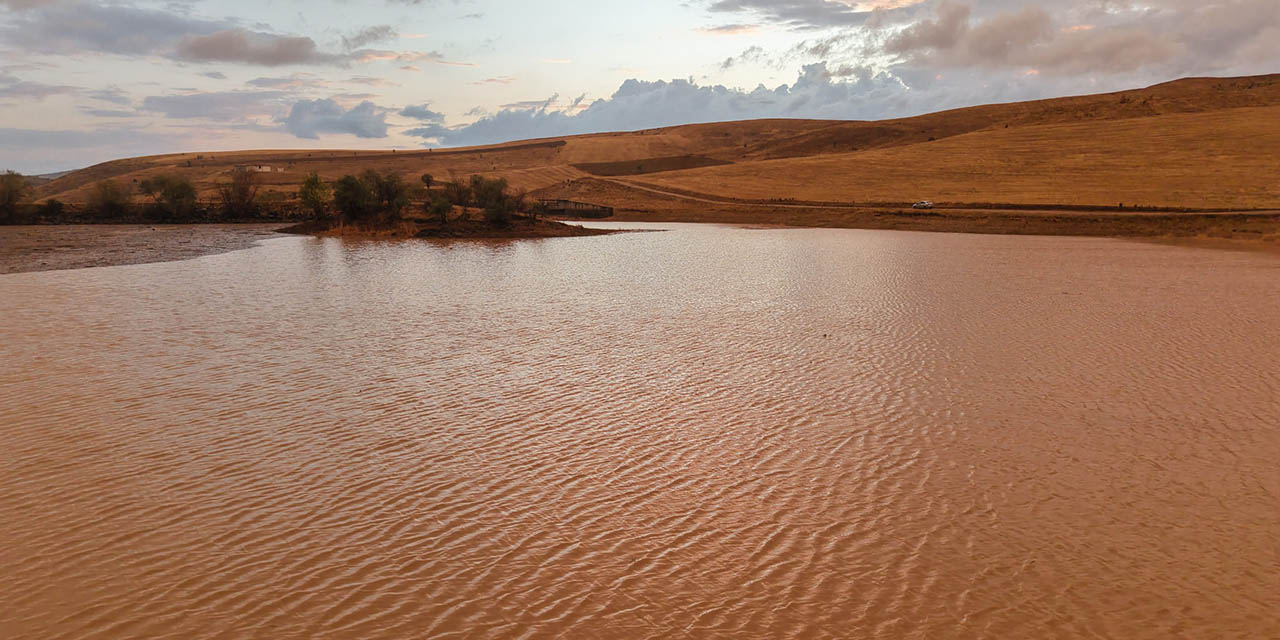 Kuruyan gölet sağanak yağışla yeniden doldu