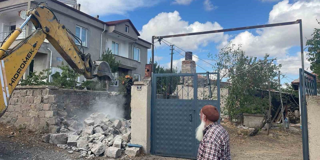 Sorgun Belediyesi kaçak yapıları yıkıyor