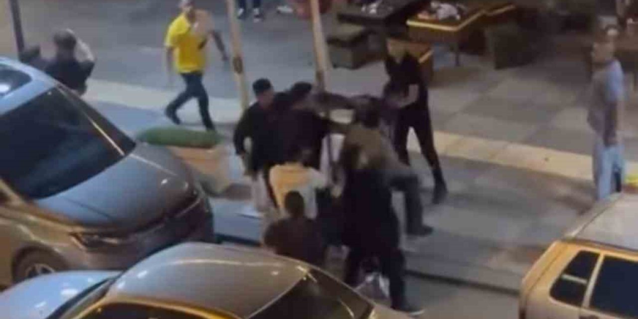 Ankara’da tekmeli yumruklu park kavgası kamerada