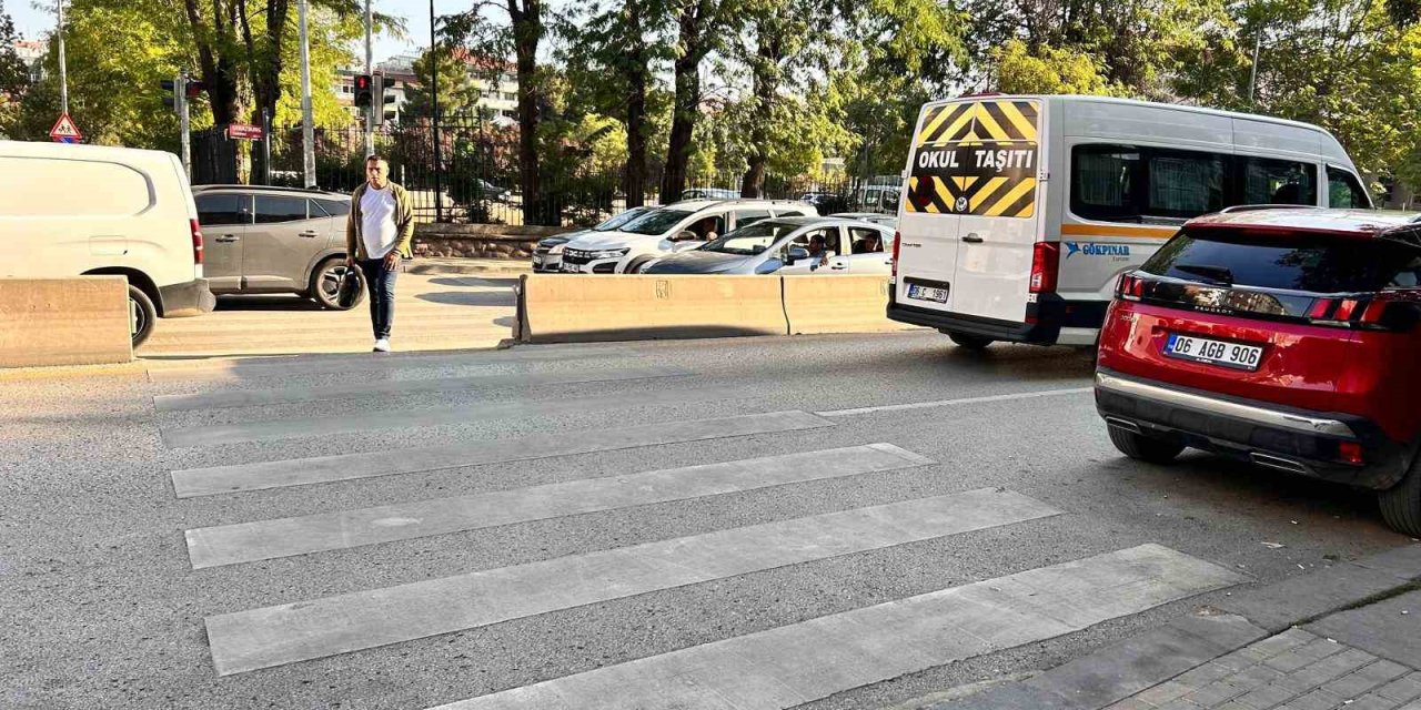 Ankara’da bir sürücü yaya geçidinde tartıştığı kadını yumrukladı