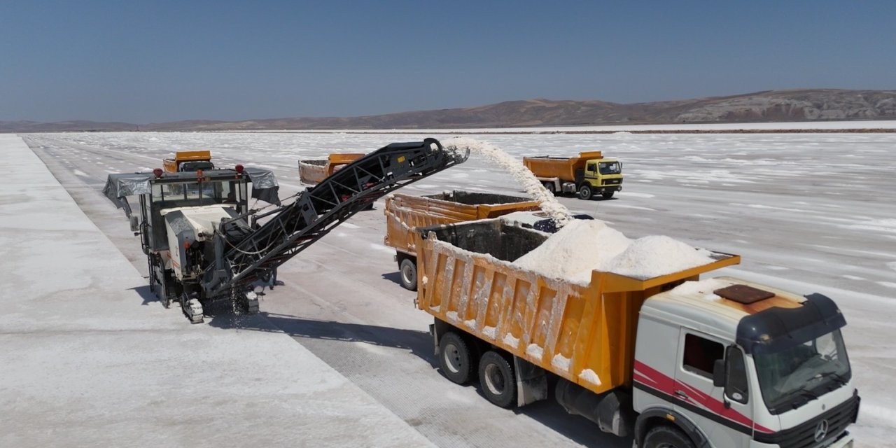 Anadolu’nun beyaz hazinesi: Tuz Gölü’nden 50 ülkeye tuz ihracatı