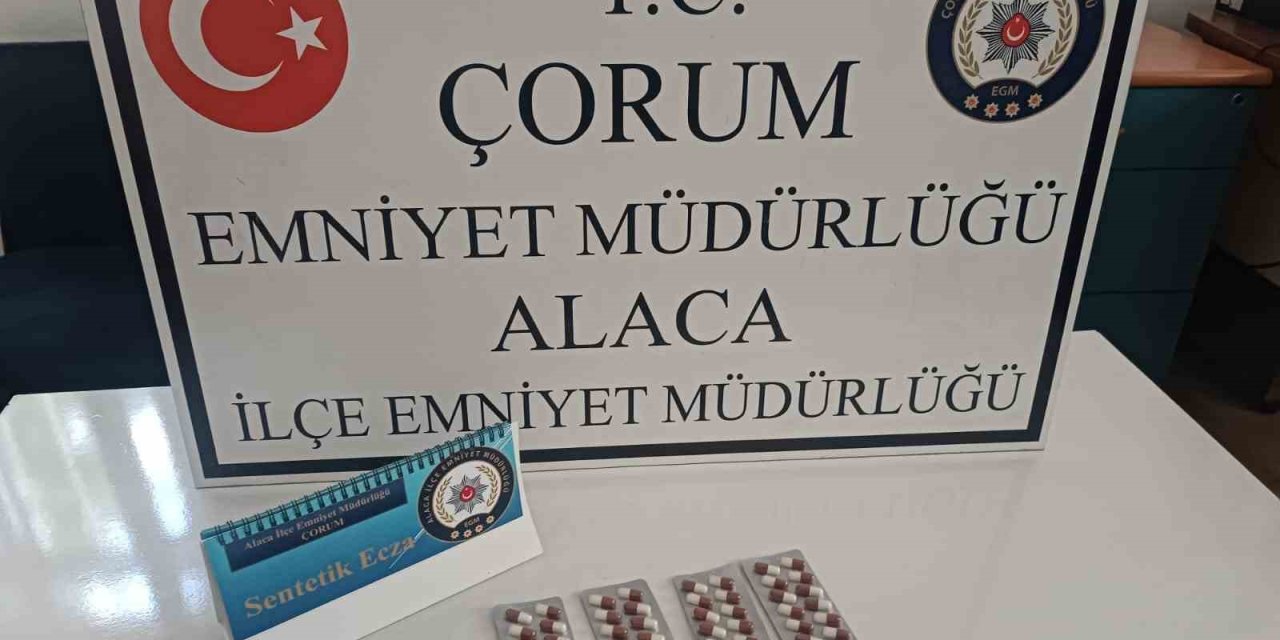 Polisin durdurduğu şahısların üzerinden 56 adet sentetik ecza hapı çıktı