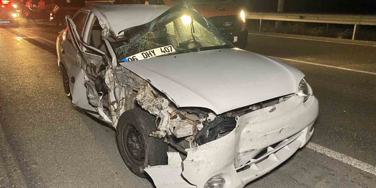 Otomobil kamyona arkadan çarptı: Sürücü kazayı yara almadan atlattı