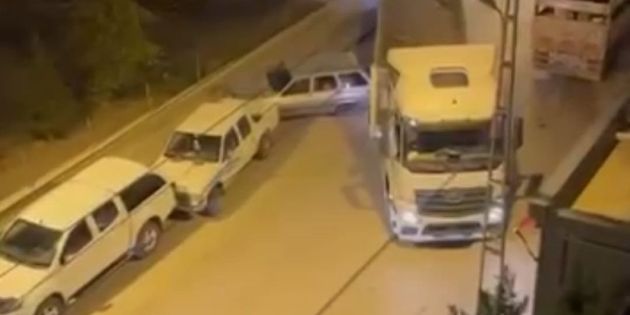 Ankara’da park halindeki otomobile çarpıp kaçan tır sürücüsü kameraya yansıdı