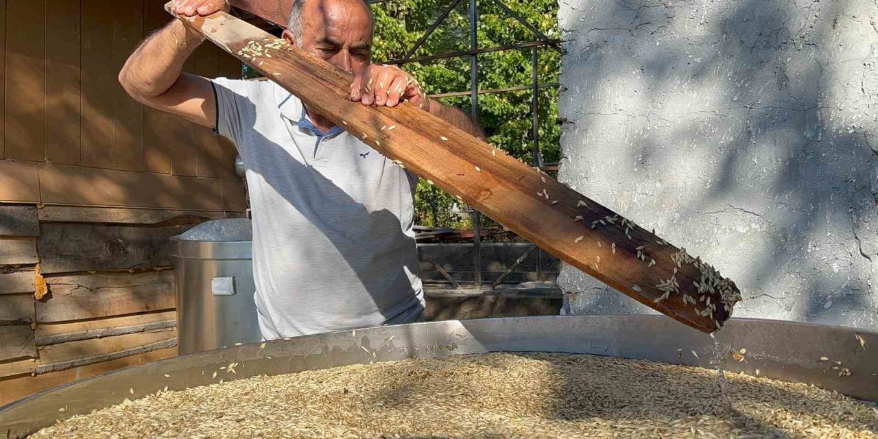 On iki bin yıllık siyezin hasadını tamamlayan çiftçilerin bulgur yapım mesaisi başladı