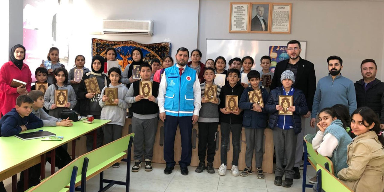 Kur’an-ı Kerim dersini seçen öğrencilere hediye