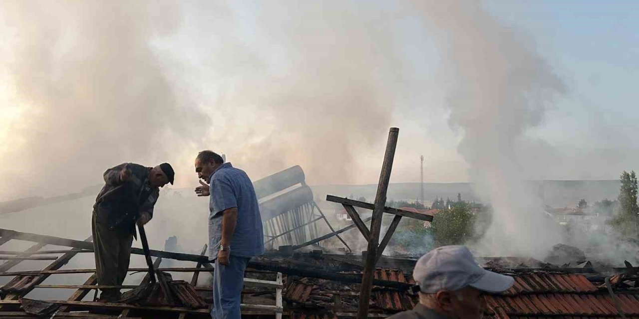 Alevlere teslim olan ev kullanılmaz hale geldi