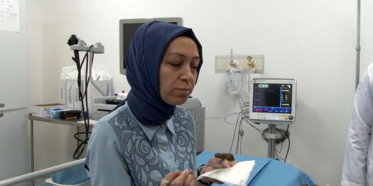 Yaklaşık 1 yıldır içemediği suyun ve yiyemediği yemeklerin acısını yaprak sarmasıyla çıkardı