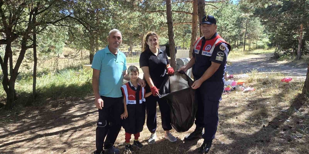 Çevre kirliliğine duyarsız kalmadılar, jandarma ile çevre temizliği yaptılar