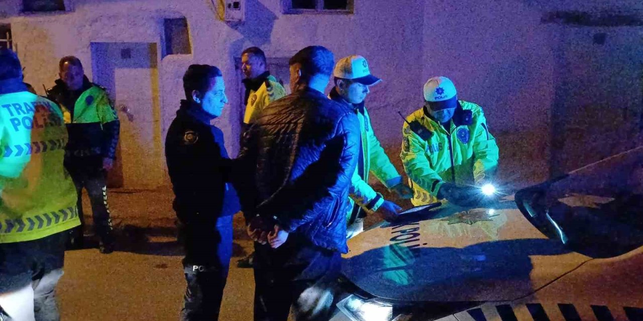 Plakasız otomobille polisten kaçtılar, duvara çarpınca yakalandılar