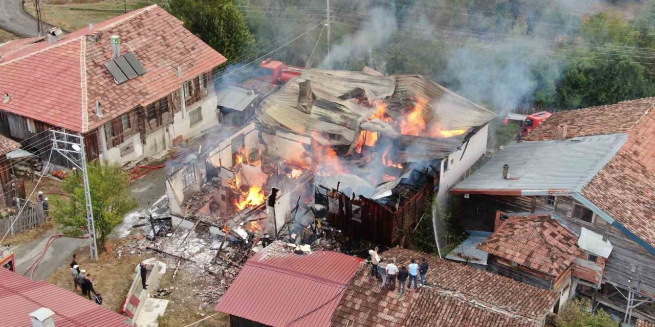 İki katlı konak alevlere teslim oldu