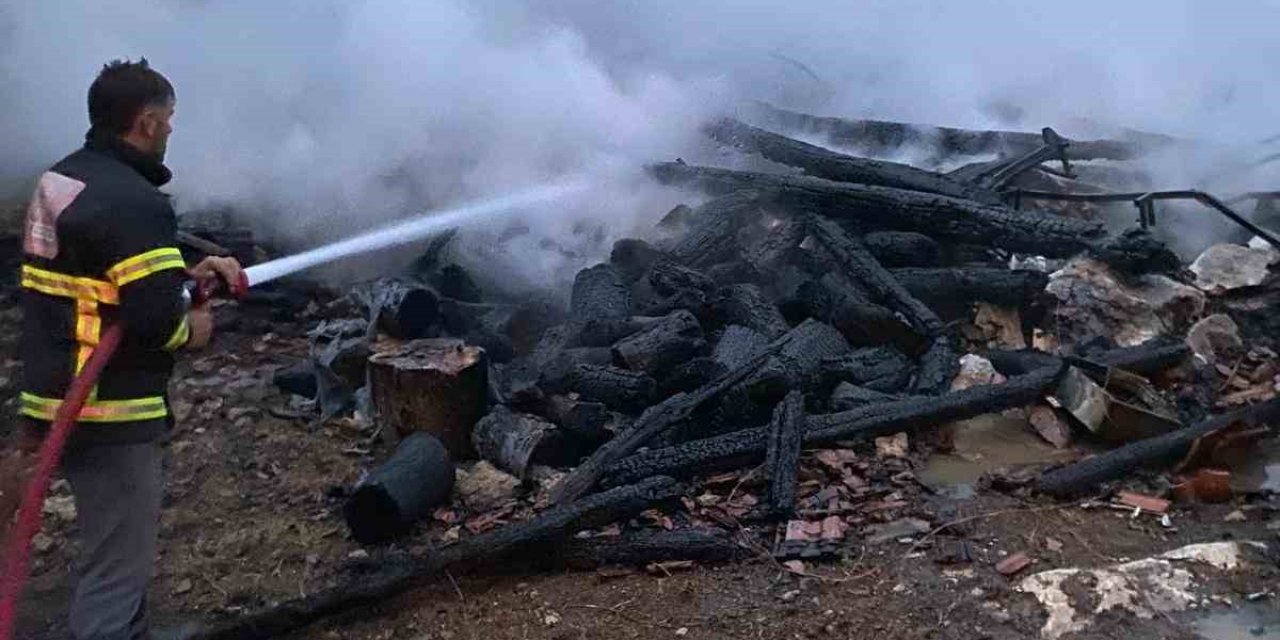 Kastamonu’da alevlere teslim olan ahşap ev küle döndü