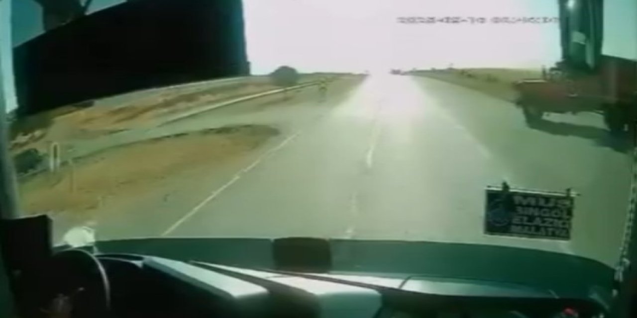 Yolcu otobüsü ile kamyonetin kaza anı kamerada