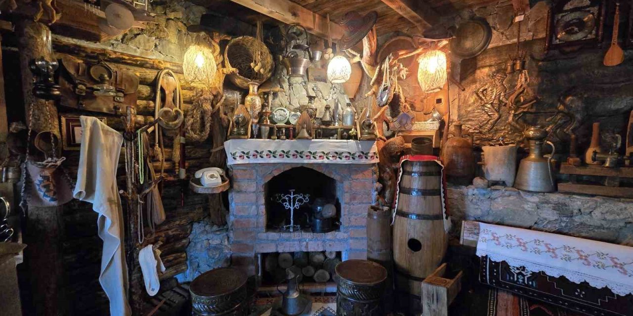 10 parça ile başladı, şimdi yüzlercesini evinde sergiliyor