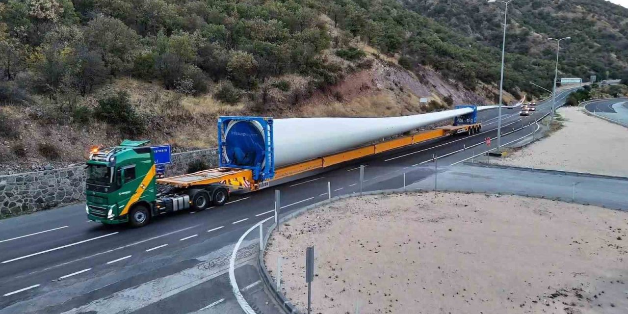 90 metrelik dev kanatların geçişi dronla görüntülendi