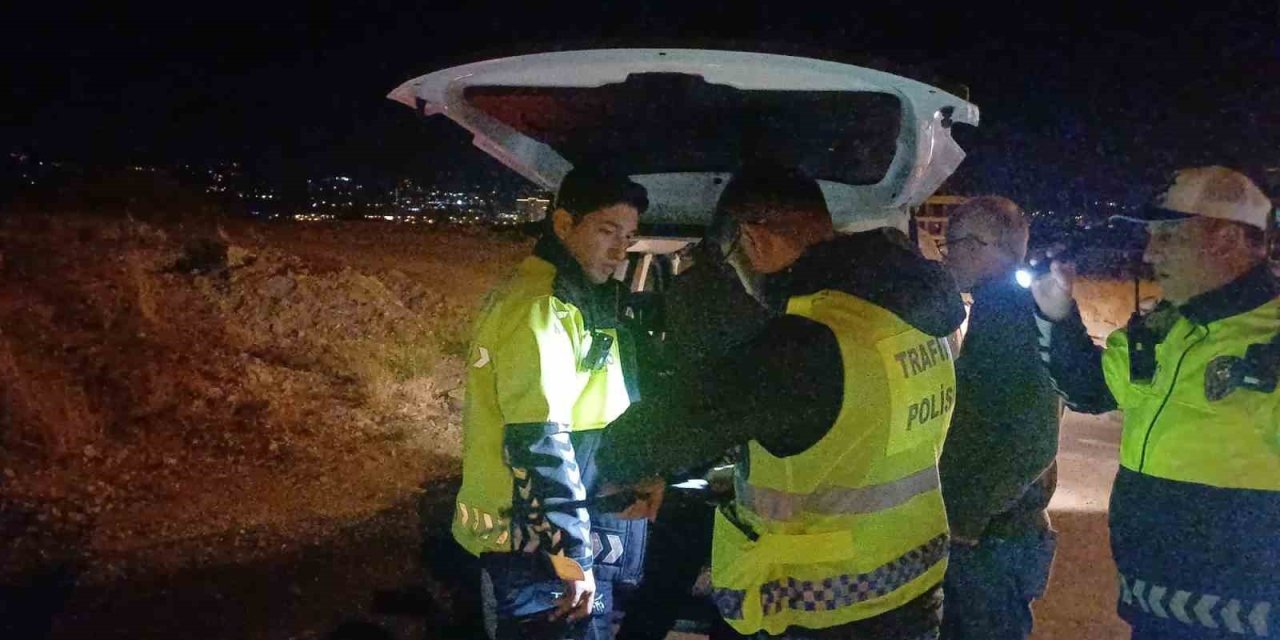 Polisin şüphe üzerine durdurduğu cipten ruhsatsız tüfek çıktı