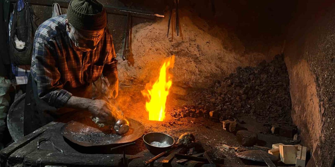 Yaşına aldırış etmeyen usta, unutulmaya yüz tutan mesleğini aşkla yapıyor
