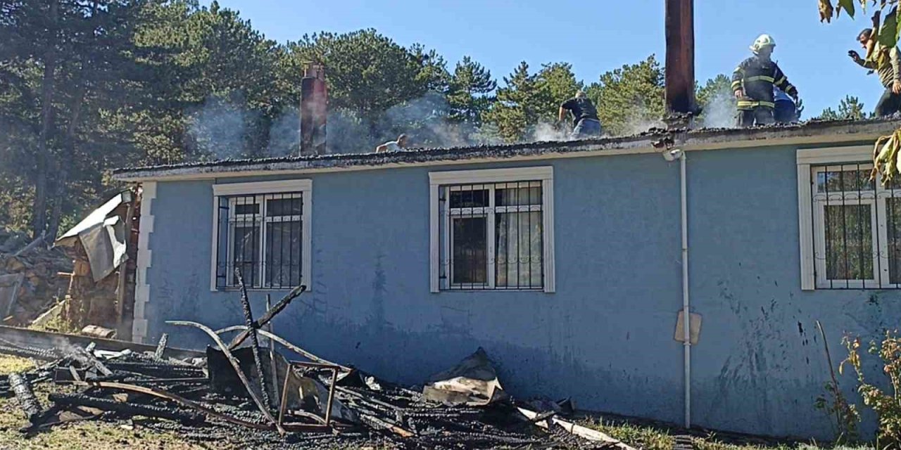 Çatısı alevlere teslim olan evi küle dönmekten ekipler kurtardı