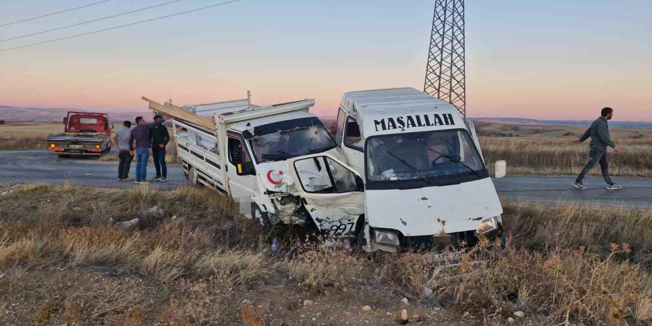 Çorum’da minibüs kamyonetle çarpıştı: 4 yaralı