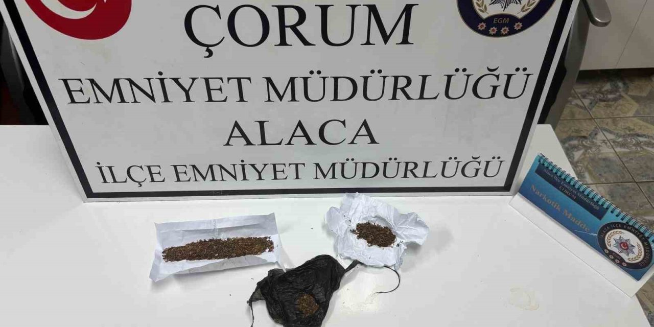 Polis ekiplerini görünce uyuşturucuyu aracın camından dışarı attılar: 4 gözaltı