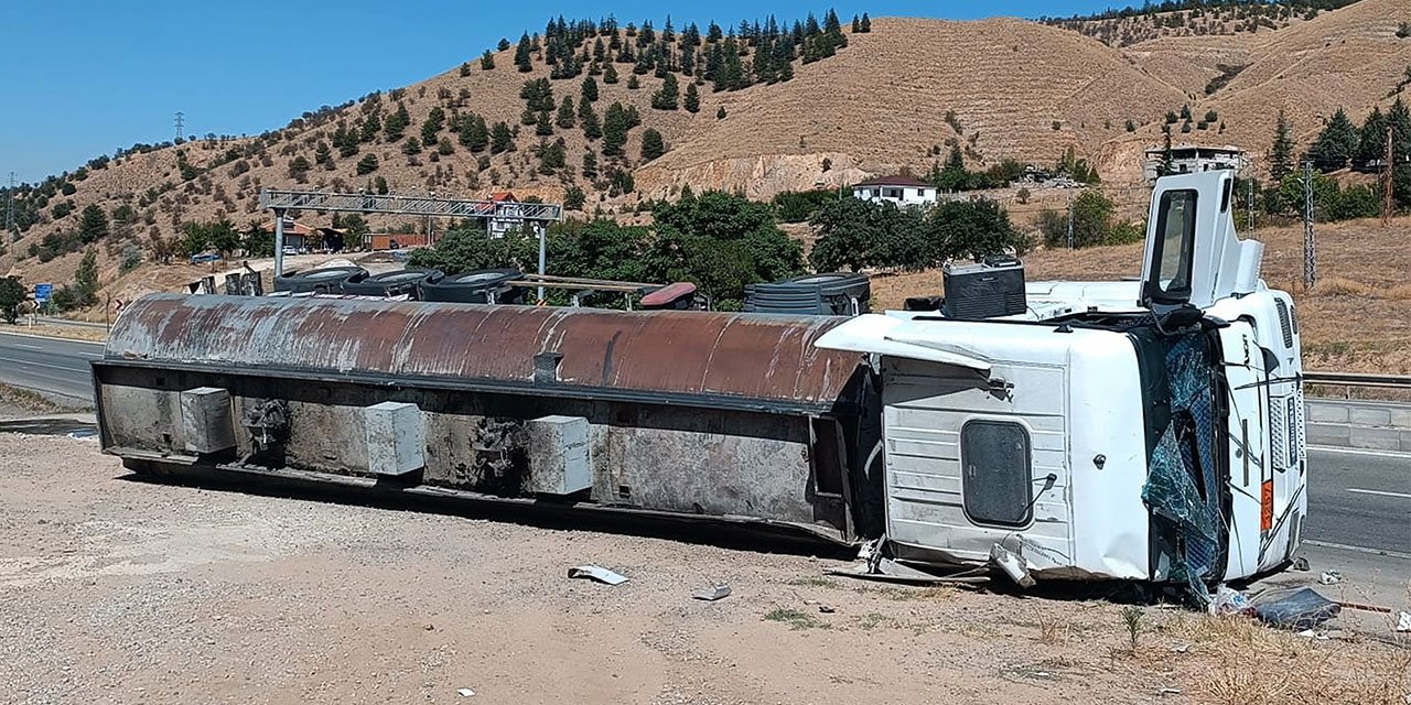 Tanker devrildi, yaralı sürücüye ilk müdahaleyi vatandaşlar yaptı