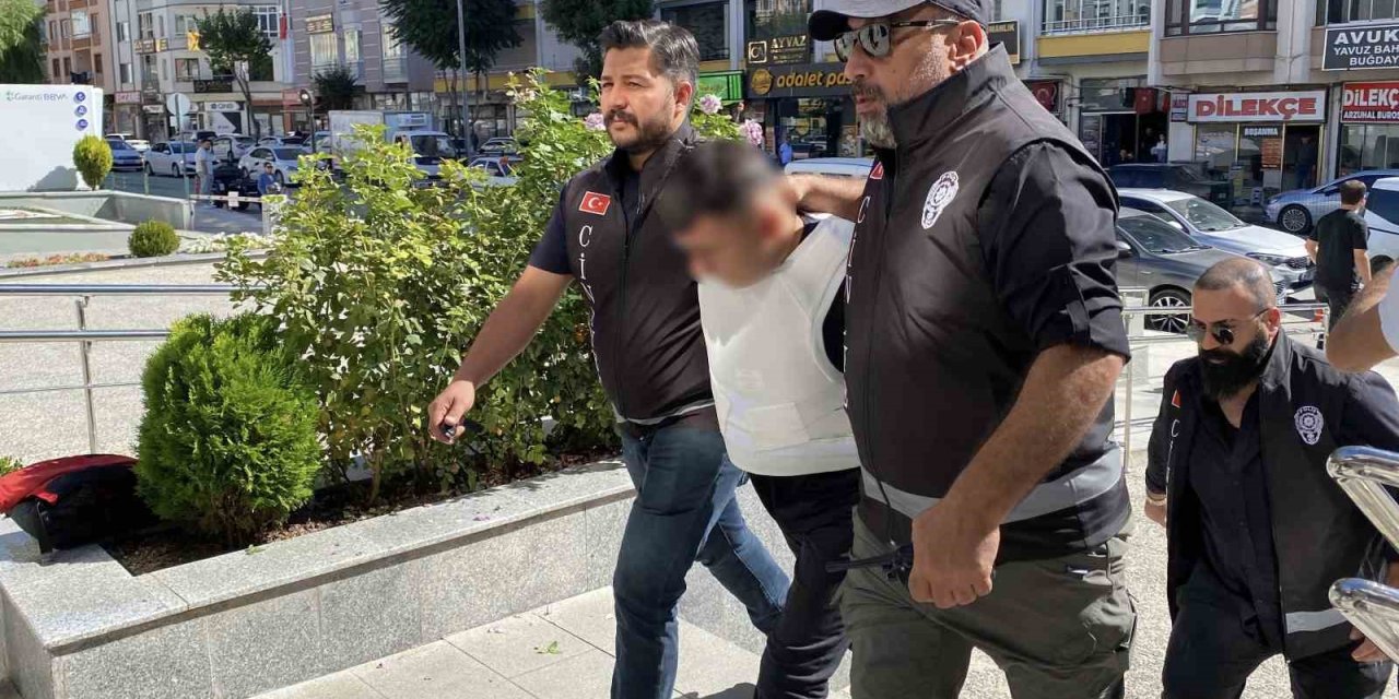 Çorum’da petshop dükkanında işlenen cinayetin 3 şüphelisi adliyeye sevk edildi