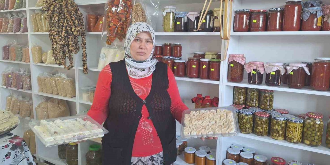 Yaptığı yöresel lezzetlerle evini geçindiriyor