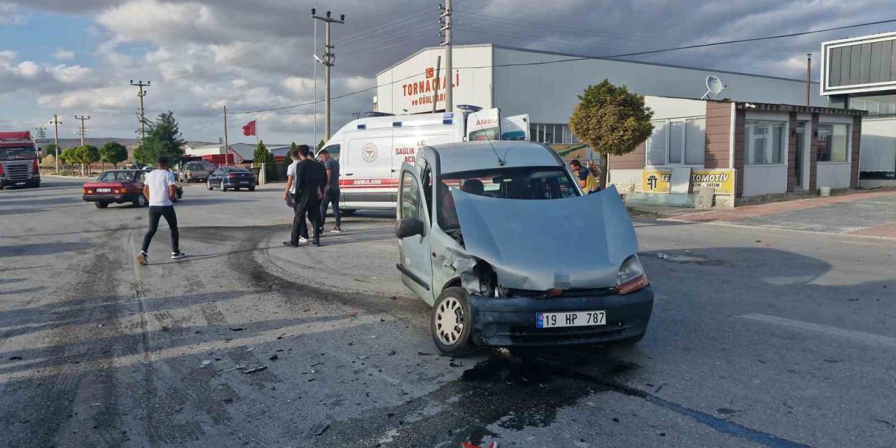 Çorum’da hafif ticari araç ile otomobil çarpıştı: 3 yaralı