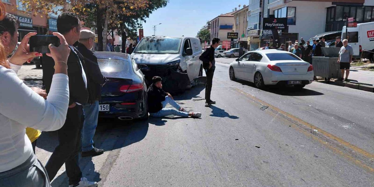 Ankara’da ticari araç ile otomobil çarpıştı: 2 yaralı