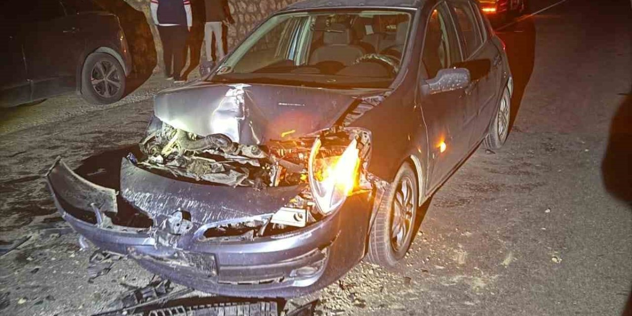 Beton mikseriyle çarpışan otomobilin sürücüsü yaralandı