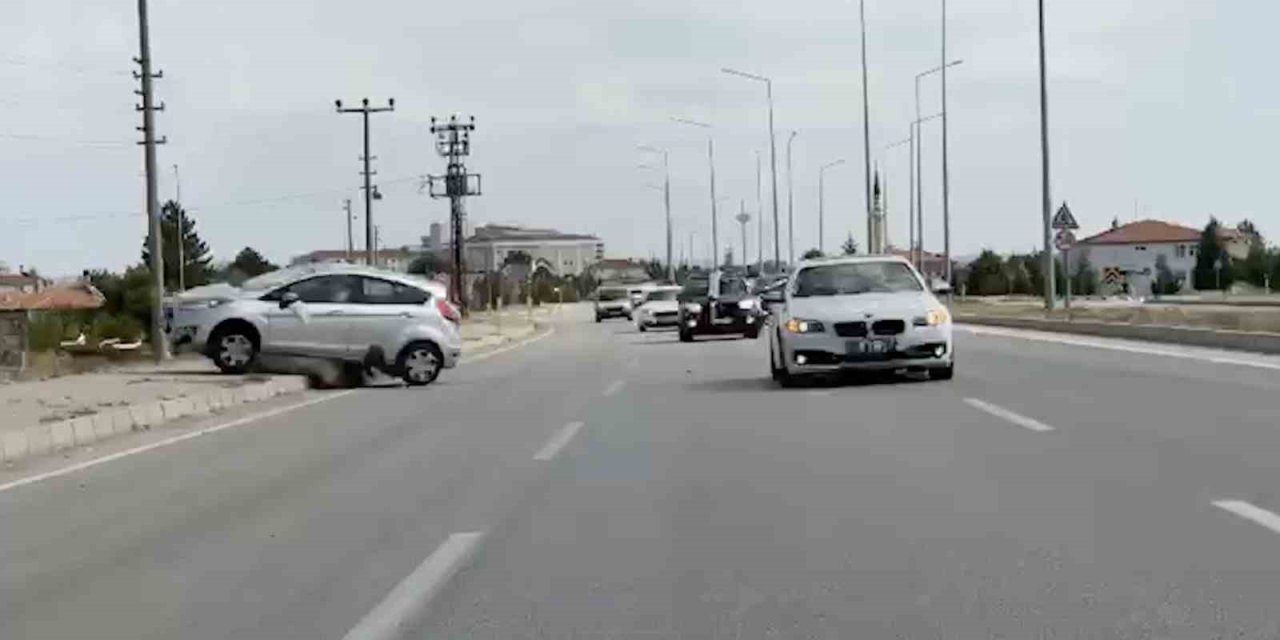 Düğün konvoyundaki kazaya bir sürücünün öne geçme çabası sebep olmuş