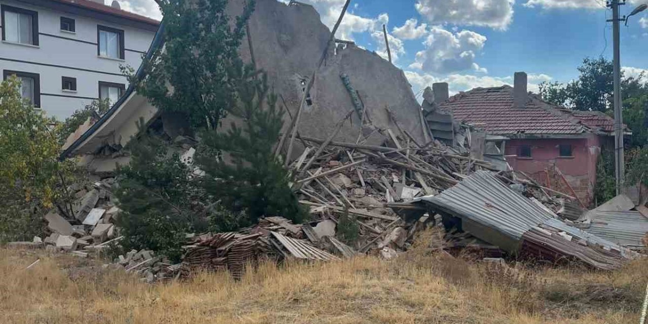 Ankara’da 3 katlı binada göçük