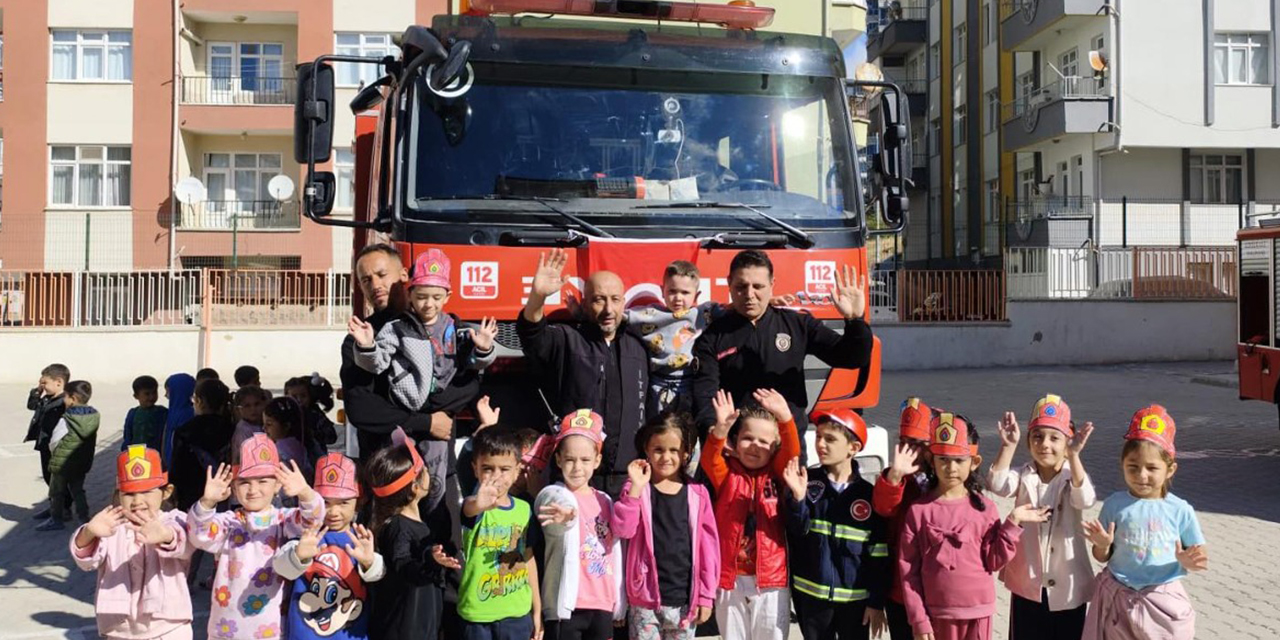 İtfaiyeciler öğrencileri bilgilendiriyor