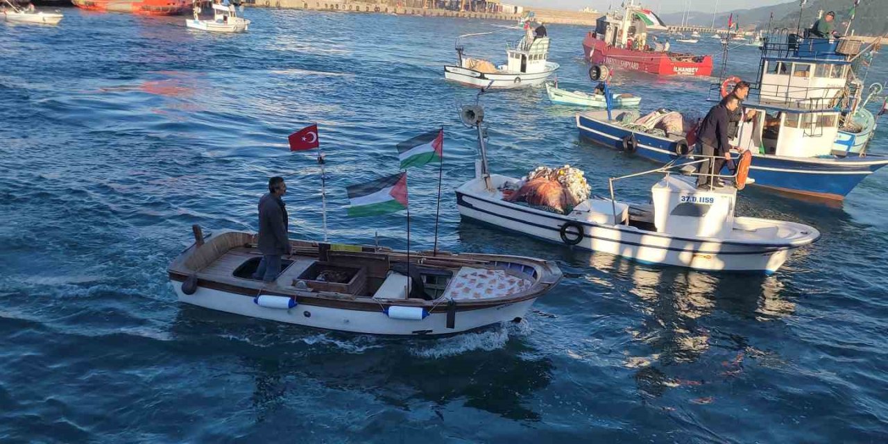 Karadeniz’e açılan balıkçılardan Filistin’e özgürlük çağrısı