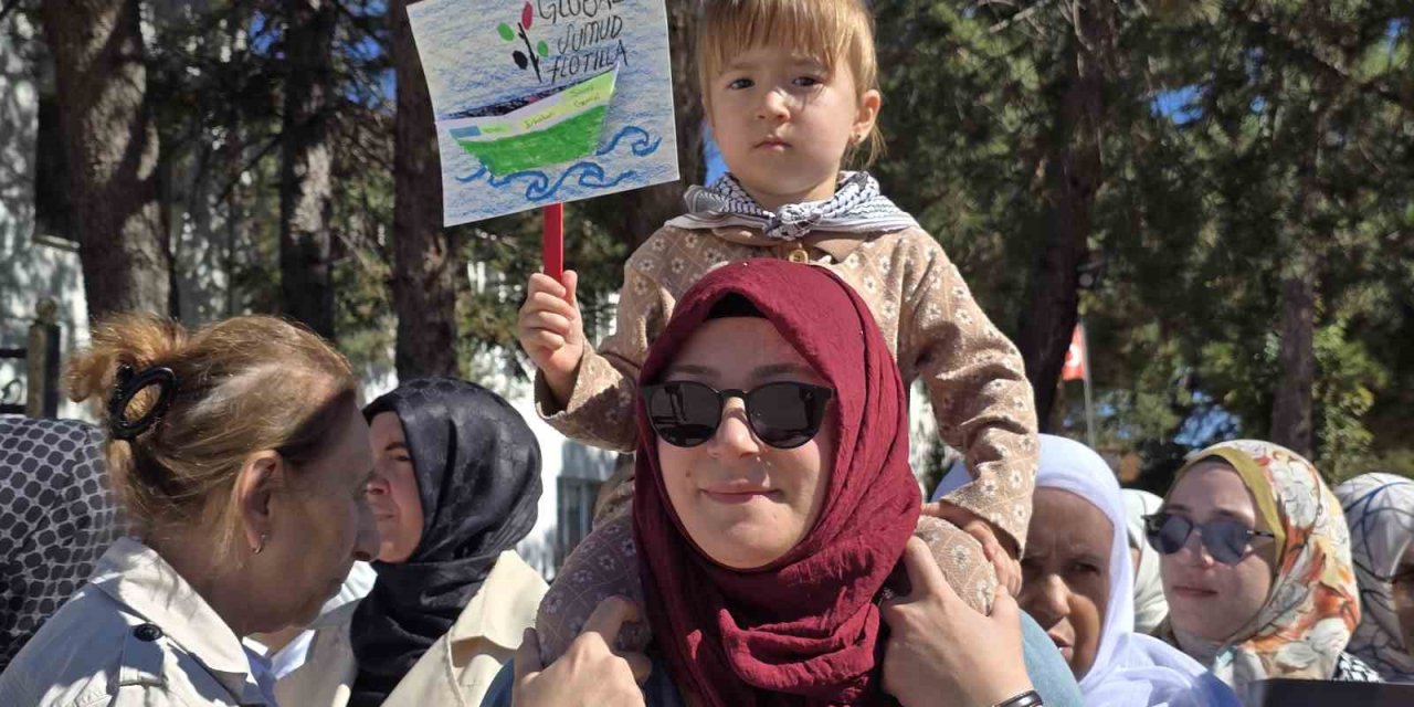 Gazze’de yaşanan zulmün yıl dönümünde sessiz yürüyüşle İsrail protestosu