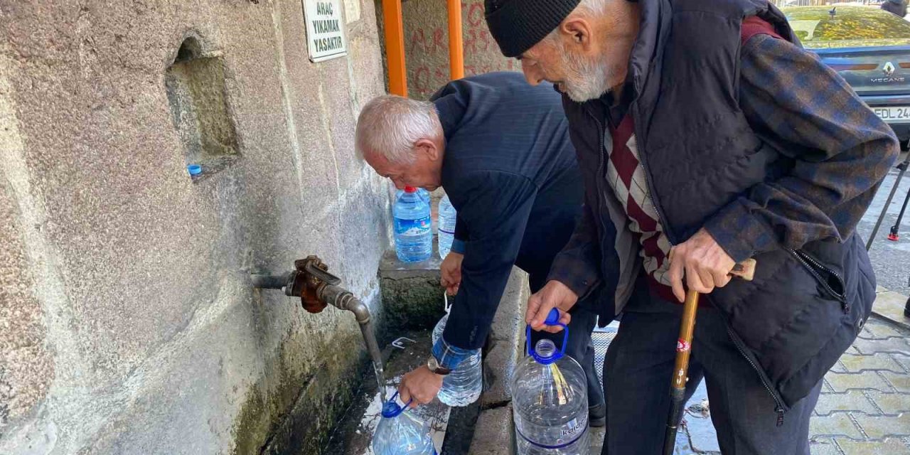 Ankara’da su kuyrukları uzadıkça tepkiler artıyor