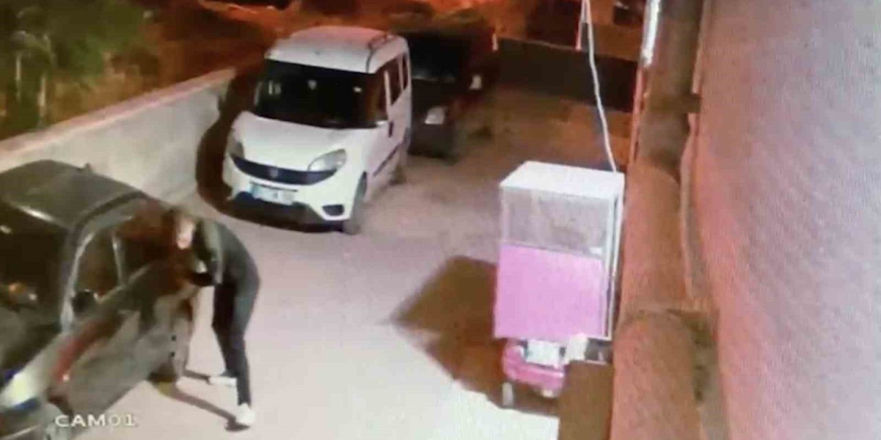 Elindeki bıçakla park halindeki araçların lastiklerini tek tek patlattı: O anlar kameraya yansıdı