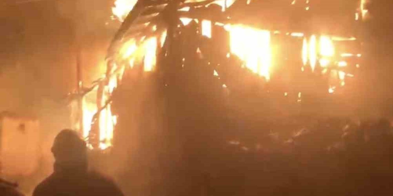 Alevlere teslim olan 3 ev küle döndü