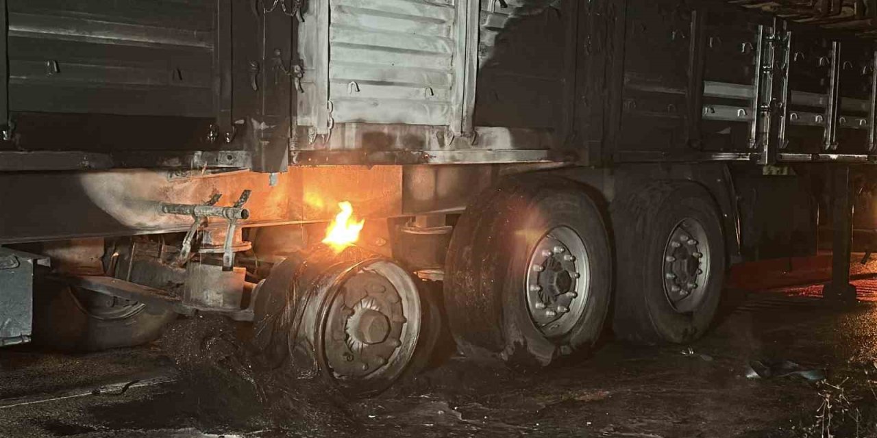 Lastikleri tutuşan tomruk yüklü tırı yanmaktan itfaiye kurtardı