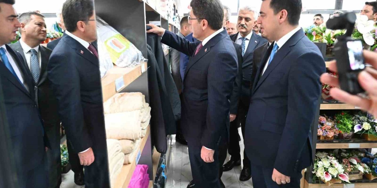 Tunç, tutuklu ve hükümlülerin ürettiği ürünleri inceledi