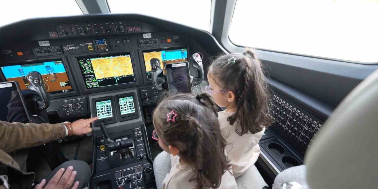 Uçak görünce mutlu olan Erva ve Zümra hayallerine kavuştu