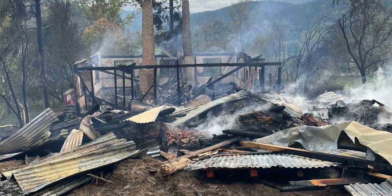 Alevlere teslim olan ahşap ev küle döndü