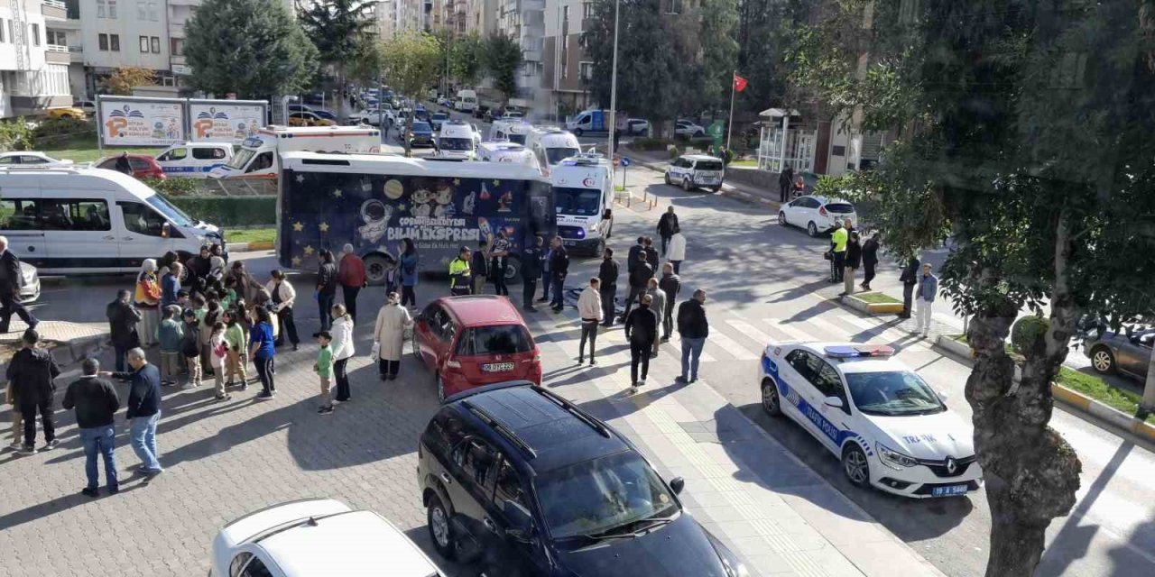 Çorum’da halk otobüsü kamyona çarptı: 22 öğrenci yaralandı