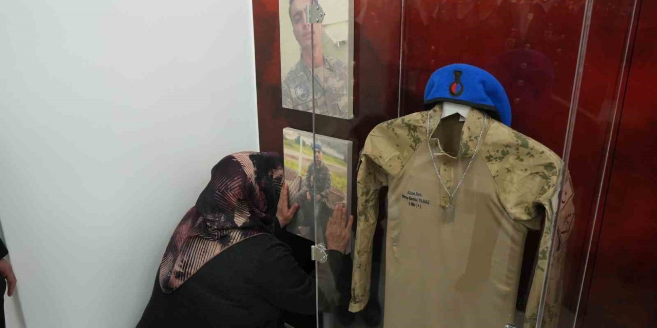 Kütüphaneye adı verilen askerin annesi, oğlunun fotoğrafını severek gözyaşı döktü