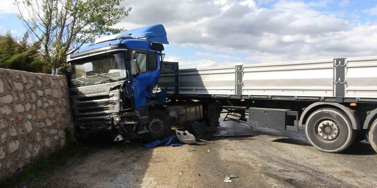 Tır istinat duvarına çarptı, kabinde sıkışan sürücüyü itfaiye kurtardı