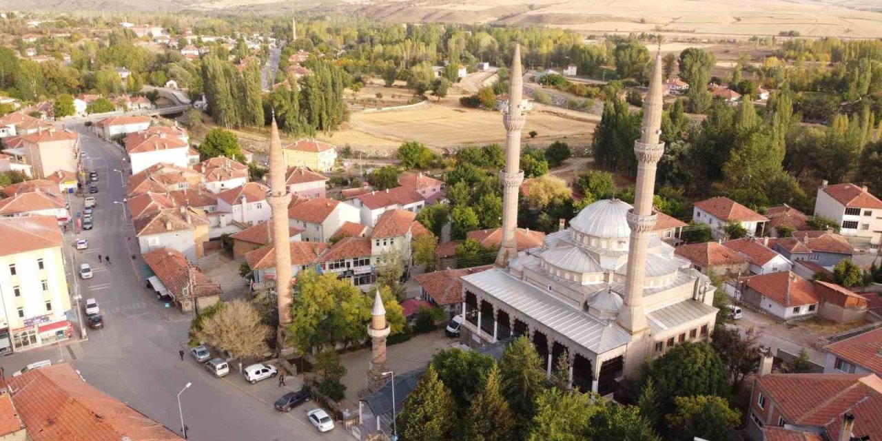 Şahruh Bey’den kalan 5 asırlık minare dron ile görüntülendi