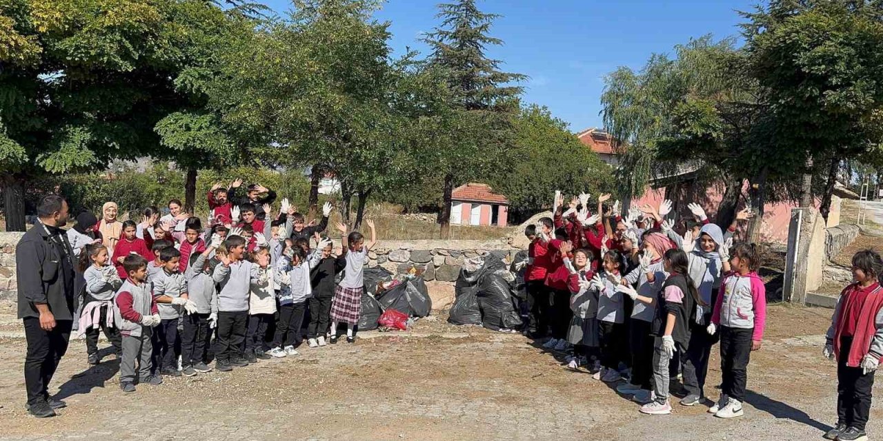 Köylerinden ve okullarından 30 torba çöp topladılar