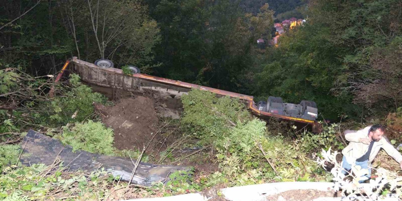 Kastamonu’da iş makinesi yüklü tır şarampole devrildi: 1 yaralı