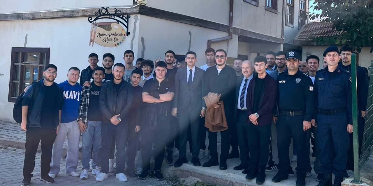 Üniversiteli gençler, Kralların Ressamını tanıdı